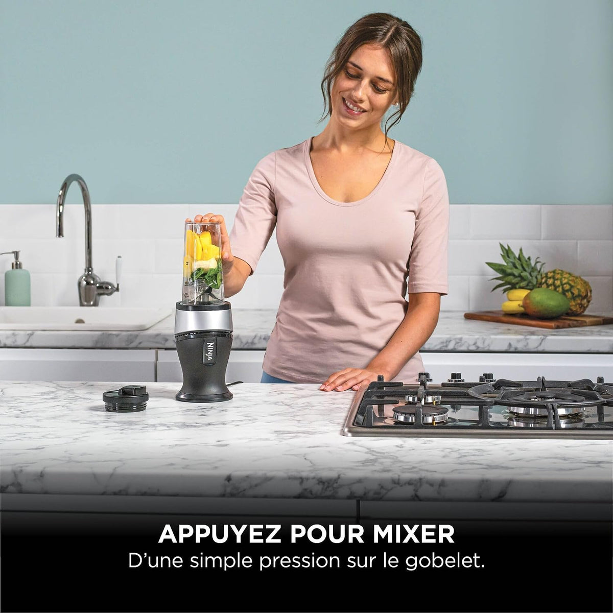 Ninja 700W Mixeur Slim et Smoothie Maker, 2x 470ml gobelets avec couvercles à bec, mixeur personnel, écrase la glace et les fruits congelés, argent/noir QB3001EUS