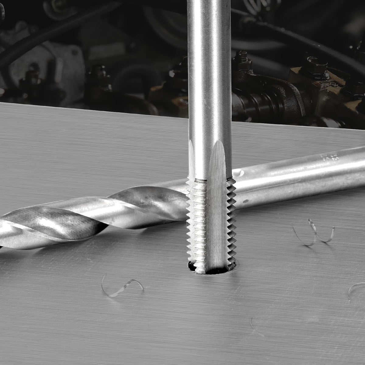 VEVOR Kit de Réparation de Filetage Hélicoïdal 166 Pièces, Outils à Restaurer Les Filetages Abîmes Métrique, M5 M6 M8 M10 M12, avec Forets HSS et Tarauds, pour Mécanicien Garage Réparation Automobile