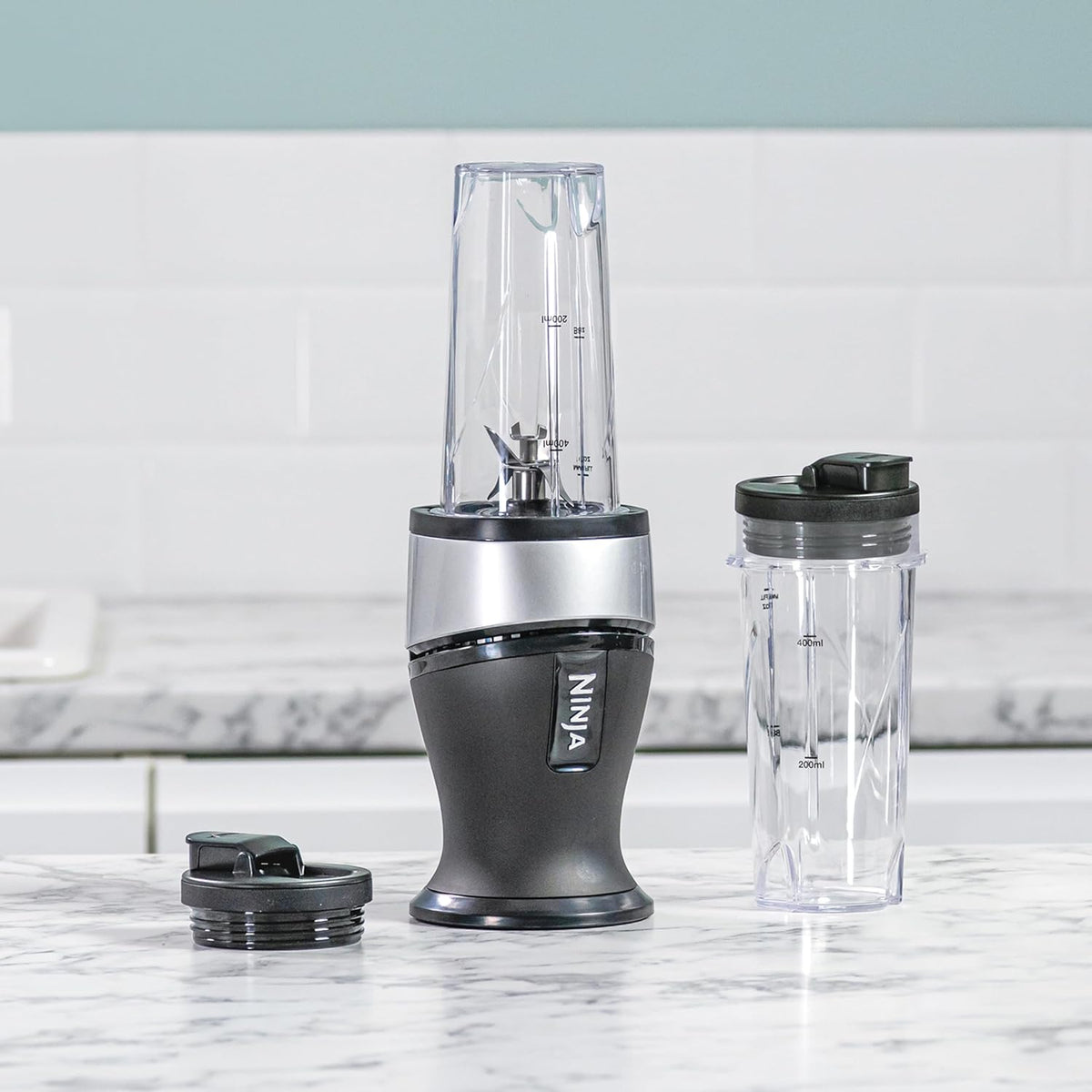 Ninja 700W Mixeur Slim et Smoothie Maker, 2x 470ml gobelets avec couvercles à bec, mixeur personnel, écrase la glace et les fruits congelés, argent/noir QB3001EUS