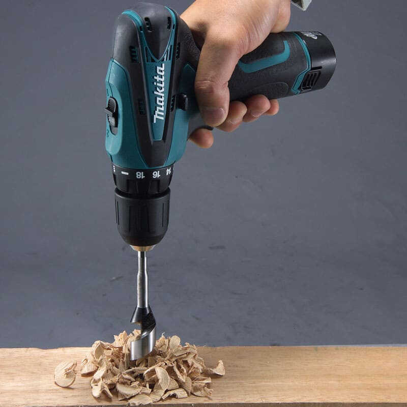 Perceuse visseuse 10,8 V Li-Ion 1,3 Ah Ø 10 mm MAKITA - 2 batteries, chargeur, coffret - DF330DWJ